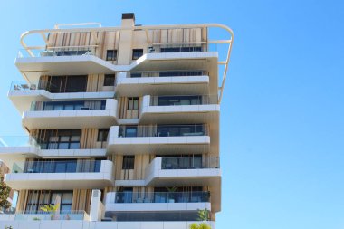 Şehrin aydınlık bir gününde modern apartman bloğu.