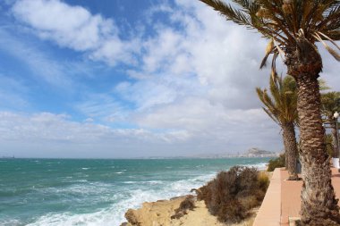 Doğal mavi arkaplan, İspanya 'nın Alicante kentindeki Akdeniz' in güzel kıyıları