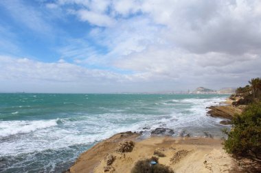 Doğal mavi arkaplan, İspanya 'nın Alicante kentindeki Akdeniz' in güzel kıyıları