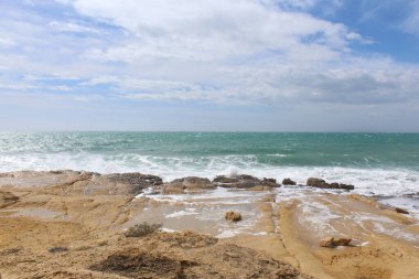 Sahil ve deniz, doğal arka plan dokusu gökyüzü, deniz ve taş, İspanya 'da Akdeniz kıyısı, denizde dalgalar, 