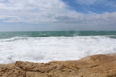 Sahil ve deniz, doğal arka plan dokusu gökyüzü, deniz ve taş, İspanya 'da Akdeniz kıyısı, denizde dalgalar, 