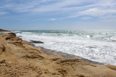 Dalgalar ile güzel deniz manzarası