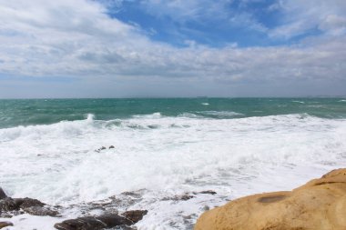 Seyahat, İspanya 'daki Akdeniz' in güzel deniz manzarası, bulutlu gökyüzüne karşı kayalar üzerinde deniz dalgaları, dalgalı deniz kıyıları, sahilde dalgalar.