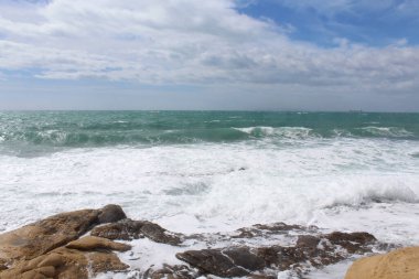 Seyahat, İspanya 'daki Akdeniz' in güzel deniz manzarası, bulutlu gökyüzüne karşı kayalar üzerinde deniz dalgaları, dalgalı deniz kıyıları, sahilde dalgalar.