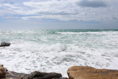 seyahat, kayalar üzerinde deniz dalgaları bulutlu gökyüzü, dalgalı deniz kıyıları, kumsalda dalgalar, deniz gökyüzünün doğal arka plan dokusu ve taşlar