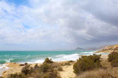 Deniz ve dağların manzarası.