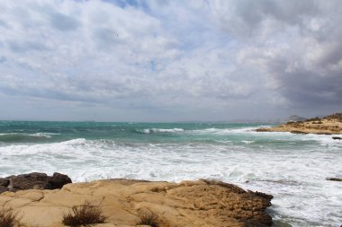 Akdeniz 'de fırtına bulutları. Akdeniz' in kuzey sahillerinde.