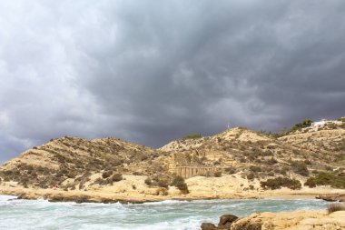 seyahat, dağların üzerindeki bulutlar, dağların güzel manzarası ve İspanya sahillerindeki Akdeniz üzerindeki bulutlu gökyüzü. Akdeniz 'in seddi