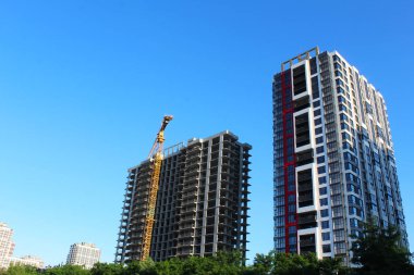 Vinçli inşaat, inşaat halindeki çok katlı yeni bina. Yeni konut inşaatı