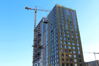 Yeni çok katlı konutun inşaatı devam ediyor. Yeni konut inşaatı.