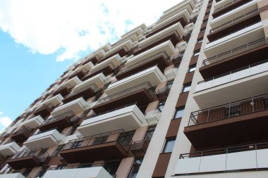 Yeni bir apartman bloğunun ön cephesi