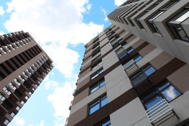 Mavi gökyüzünün arka planında yeni bir apartman..