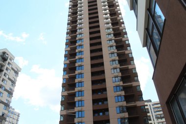 Mavi gökyüzünün arka planında yeni bir apartman..