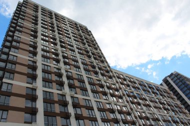 Gökyüzü olan modern ofis binası