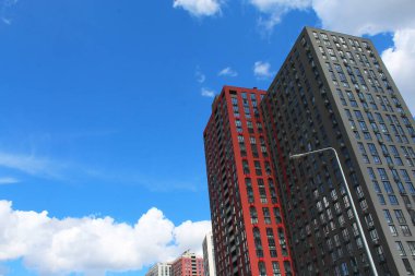 Güneşli bir günde mavi gökyüzü olan modern apartmanlar. Modern şehir apartmanı, Ukrayna 'nın Kyiv şehrinde güzel yeni binalar.,