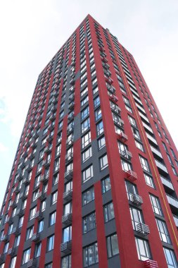 Güneşli bir günde mavi gökyüzü olan modern apartmanlar. Modern şehir apartmanı, Ukrayna 'nın Kyiv şehrinde güzel yeni binalar.,