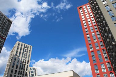 Güneşli bir günde mavi gökyüzü olan modern apartmanlar. Modern şehir apartmanı, Ukrayna 'nın Kyiv şehrinde güzel yeni binalar.,