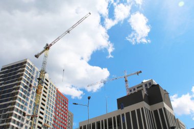 Vinçleri olan inşaat alanı, inşaat halindeki bina.