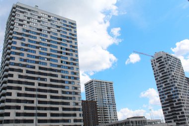 Şehrin yeni binaları.