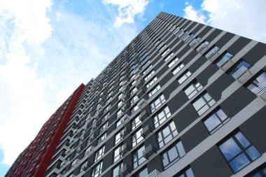 Gökyüzünün altındaki yeni bina, Ukrayna 'nın Kyiv kentindeki modern binaların manzarası.