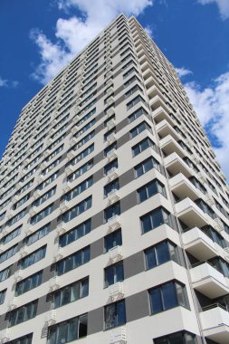 Modern apartman binası, şehirdeki modern apartman binası, gökyüzü olan ofis binası., 