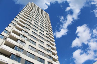 Modern apartman binası, şehirdeki modern apartman binası, gökyüzü olan ofis binası., 