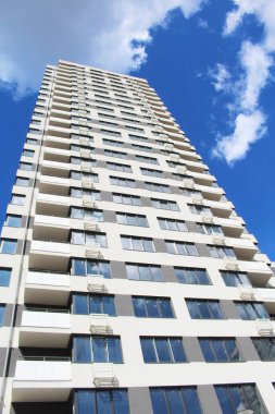 Yeni apartmanlar. Modern apartman inşaatı, şehirdeki modern apartman binası, gökyüzü olan ofis binası.