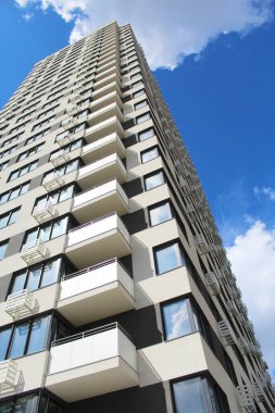 Yeni apartmanlar. Modern apartman inşaatı, şehirdeki modern apartman binası, gökyüzü olan ofis binası.