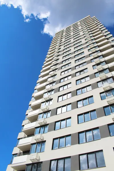 Yeni apartmanlar. Modern apartman inşaatı, şehirdeki modern apartman binası, gökyüzü olan ofis binası.