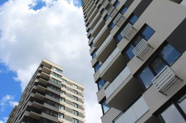 Şehirdeki ve gökyüzündeki gökdelenlerin cepheleri