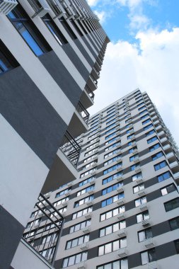 Şehirdeki ve gökyüzündeki gökdelenlerin cepheleri