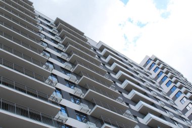 Modern apartman dış görünüşü. Balkonlar. yüksek kaliteli fotoğraf