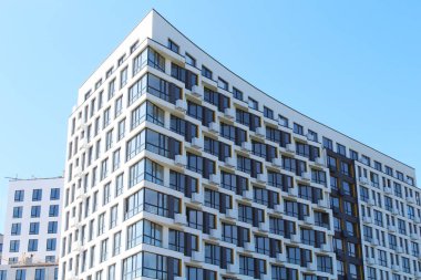 Şehirdeki modern ofis binası, modern gökdelen ve mavi gökyüzü