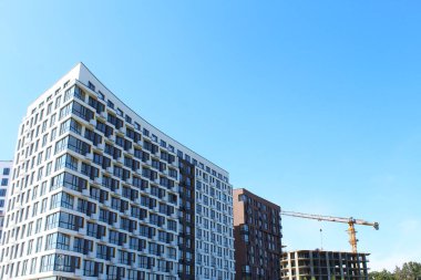  Gökdelen yapım aşamasında, modern ofis binası şehirde.,