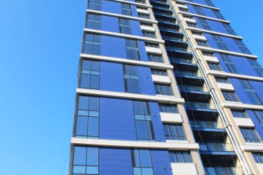 Mavi gökyüzü karşı modern binanın cephe