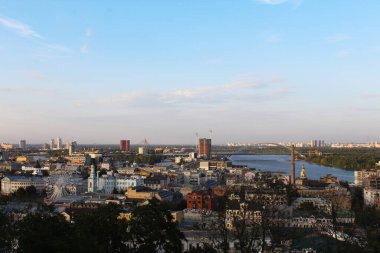 Dnipro nehri ve Ukrayna 'nın Kyiv şehri manzarası