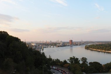 Ukrayna 'daki Dnipro nehrinin güzel akşam manzarası, Kyiv şehri.