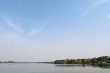 Mavi gökyüzü ve beyaz bulutlarla Dnipro nehrinin manzarası