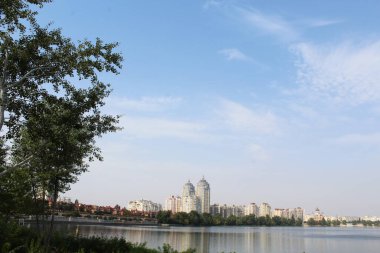 Kyiv Ukrayna şehrinin güzel bir manzarası Dnipro nehri, gökyüzü, nehir ve Kyiv şehri.
