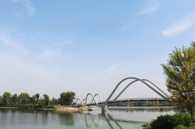 Ukrayna, Kyiv 'deki Dnipro Nehri üzerindeki Khvylia Köprüsü