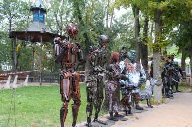 Parktaki heykel, Ukrayna 'daki Kyiv parkına peri masalı kahramanlarının yerleştirilmesi.