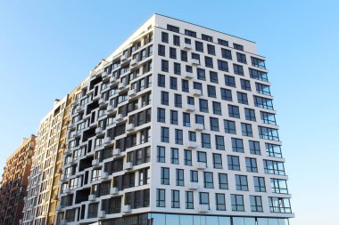 Modern apartman binası. şehir manzarası, modern apartman dış görünüş.