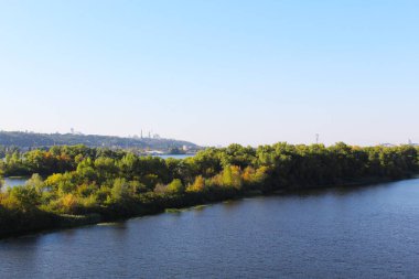 Nehir ve ağaçlarla dolu sonbahar manzarası