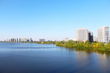 Nehir ve gökyüzünün güzel manzarası, Dnipro nehrinin güzel manzarası ve Ukrayna 'daki Kyiv şehri.