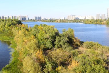 Nehir ve gökyüzünün güzel manzarası, Dnipro nehrinin güzel manzarası ve Ukrayna 'daki Kyiv şehri.