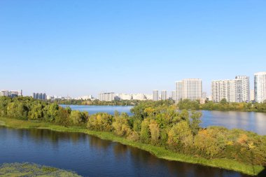 Nehir ve gökyüzünün güzel manzarası, Dnipro nehrinin güzel manzarası ve Ukrayna 'daki Kyiv şehri.