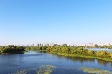 Nehir ve gökyüzünün güzel manzarası, Dnipro nehrinin güzel manzarası ve Ukrayna 'daki Kyiv şehri.