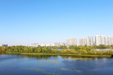 Nehir ve gökyüzünün güzel manzarası, Dnipro nehrinin güzel manzarası ve Ukrayna 'daki Kyiv şehri.