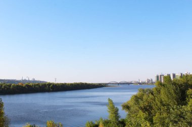 Panorama, Ukrayna 'nın Kyiv kentindeki Dnipro nehrinin güzel bir manzarası.