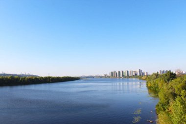 Panorama, Ukrayna 'nın Kyiv kentindeki Dnipro nehrinin güzel bir manzarası.